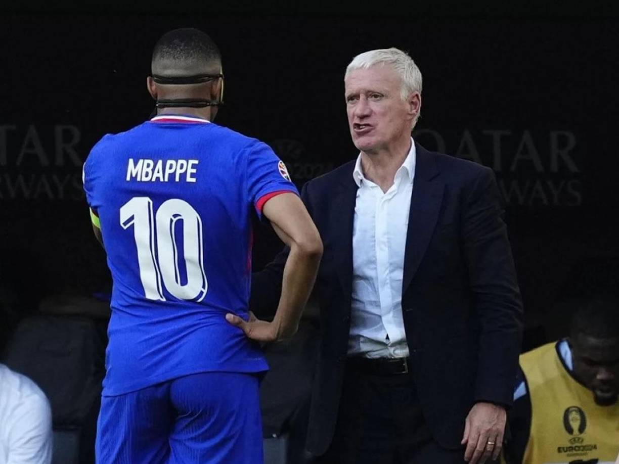 Deschamps evitó explicar los motivos de la ausencia de Mbappé, pero señaló que es “puntual”, que el jugador quería acudir y que “nada tiene que ver con motivos extradeportivos, porque en eso prevalece la presunción de inocencia”, en una clara relación a una investigación judicial que podría tener pendiente el delantero en Suecia.