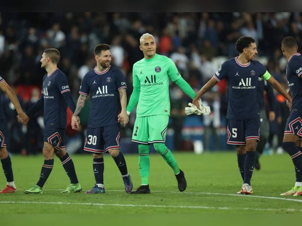 Tras el final del juego, Messi se colocó al lado de Keylor Navas y junto al resto de la plantilla del PSG le agradecieron el apoyo a la afición del conjunto francés.