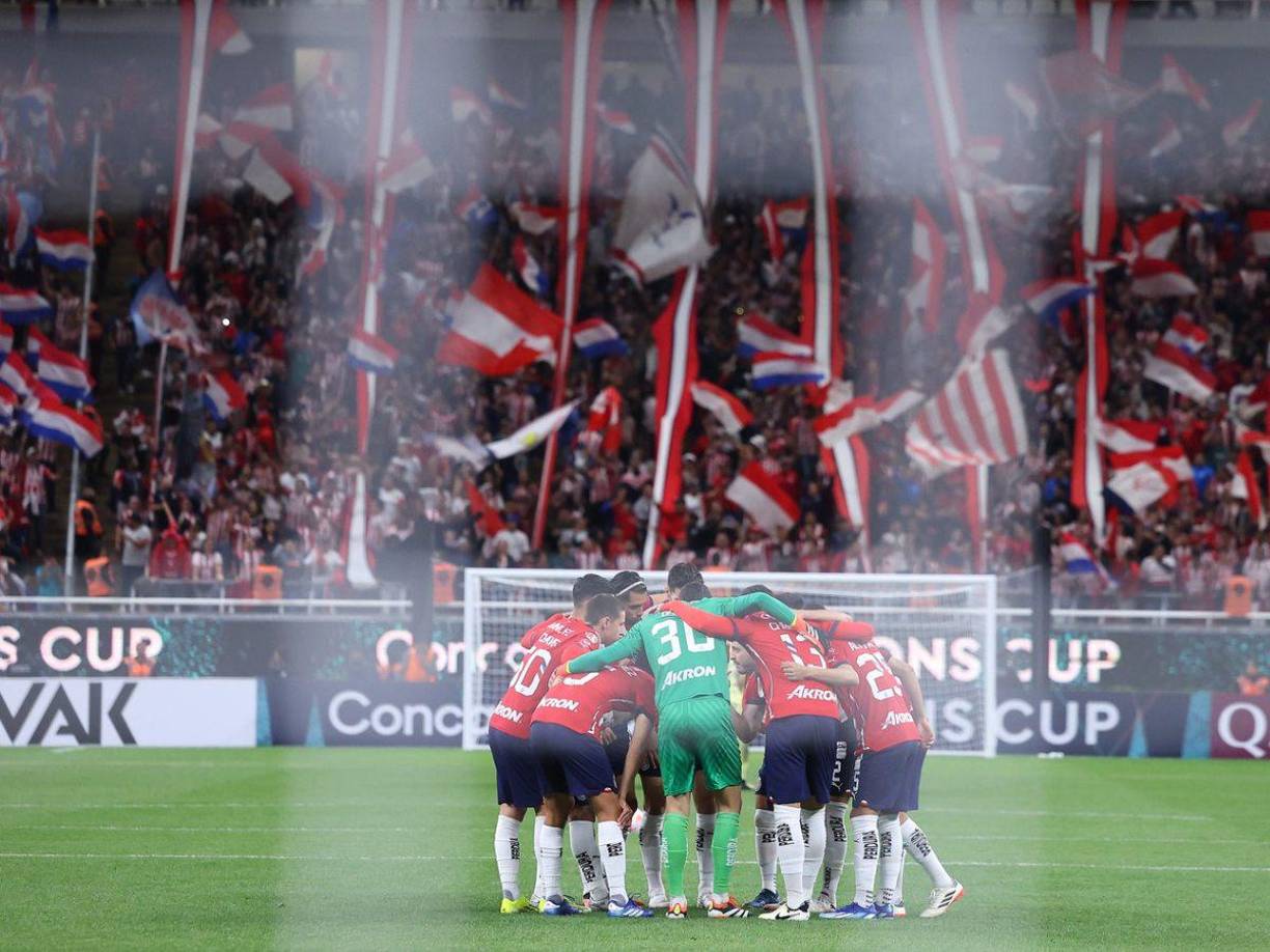 “Derivado del hecho que se dio a conocer por un vídeo que trascendió en redes sociales. En el cual se vio involucrado un sector del público ubicado en la cabecera sur del Estadio Akron durante el partido de la Copa de Campeones de Concacaf del pasado miércoles. El club tiene una investigación en curso para dar con los responsables y proceder a una sanción correspondiente”, agregaron las Chivas.