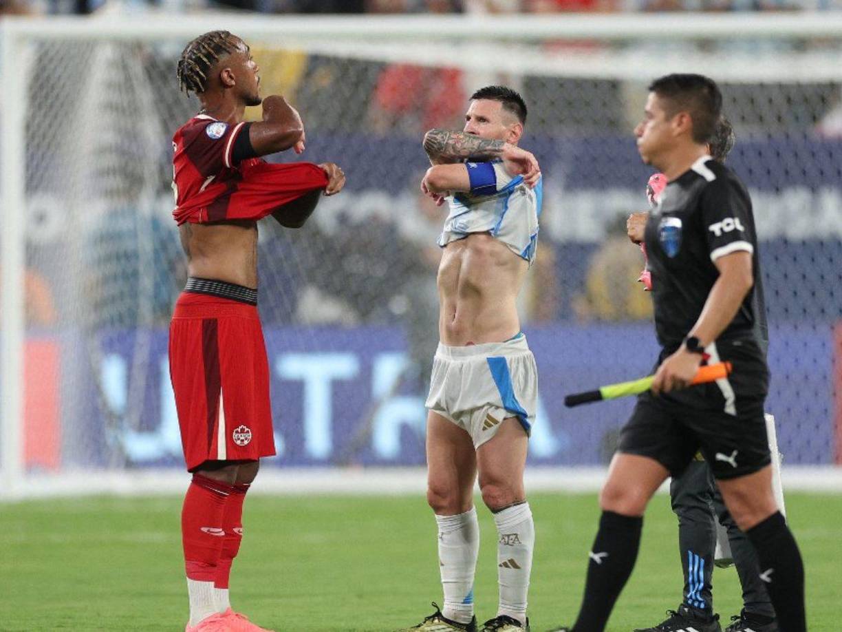 Messi accedió a la petición de Derek Cornelius e intercambiaron las camisetas. 