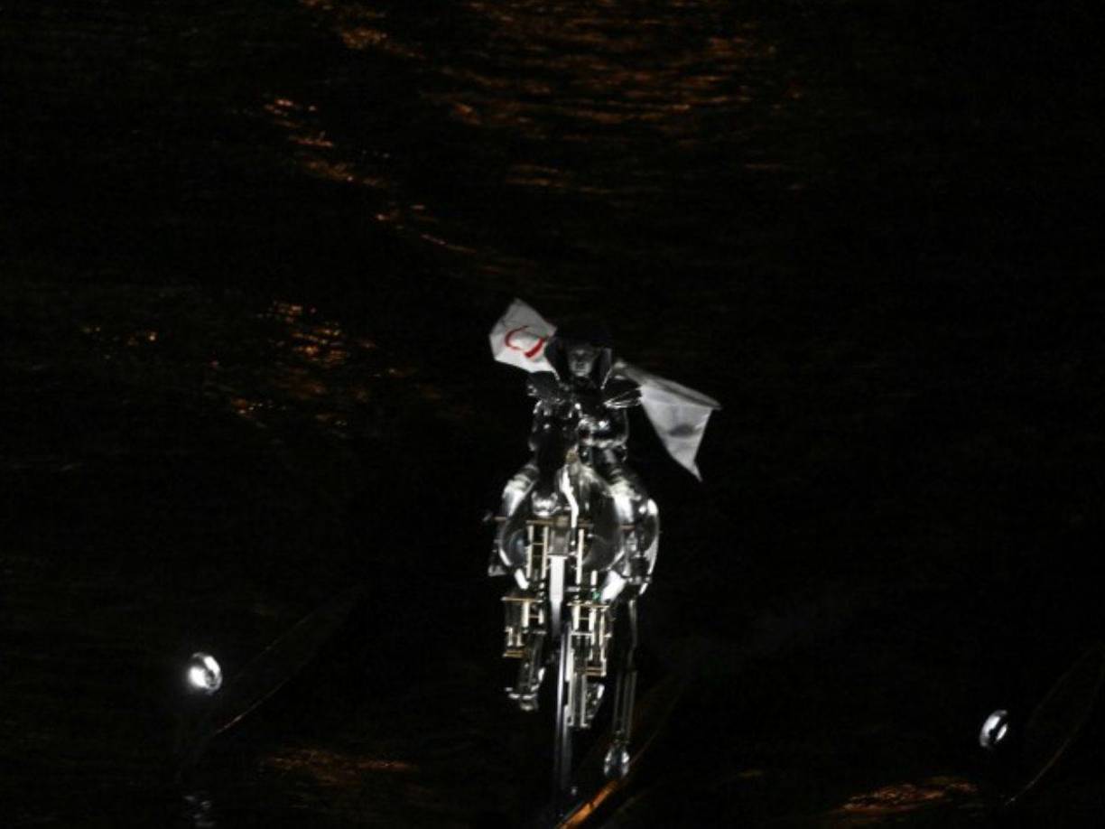 Uno de los momentos más destacados del evento inaugural de los Juegos Olímpicos 2024 fue la espectacular aparición de una amazona con armadura que navegó por el río Sena a bordo de una estructura metálica en forma de caballo, llegando hasta la Torre Eiffel.