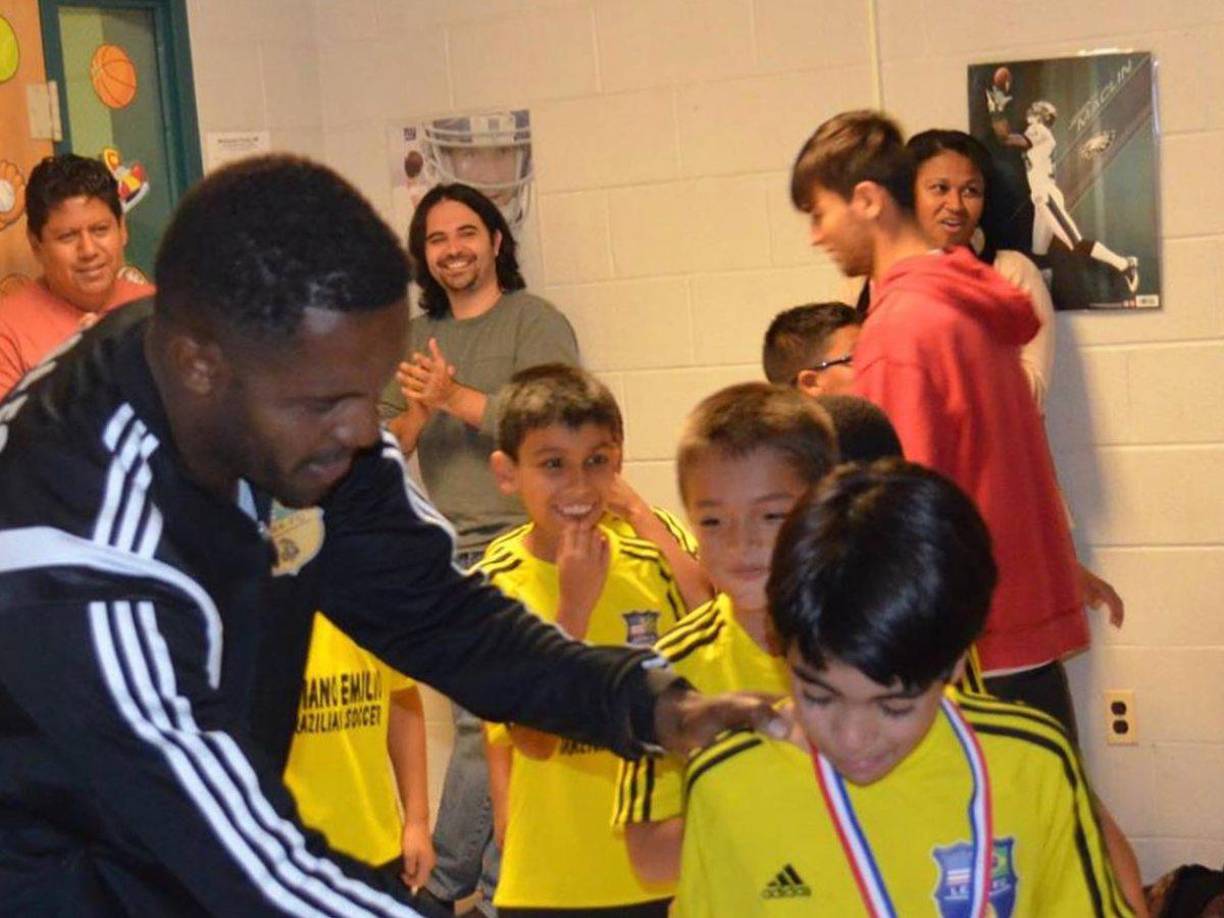 Emilio trabaja con pequeños de 7 hasta los 17 años, cuentan con unos 200 jugadores distribuidos entre principiantes, intermedios y avanzados.