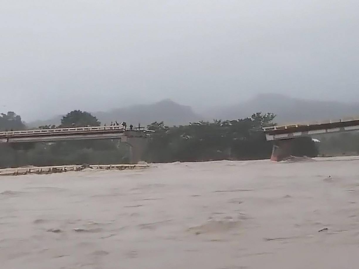 Este puente, que parte de la CA-13, conecta la ciudad de La Ceiba con el departamento de Colón. 