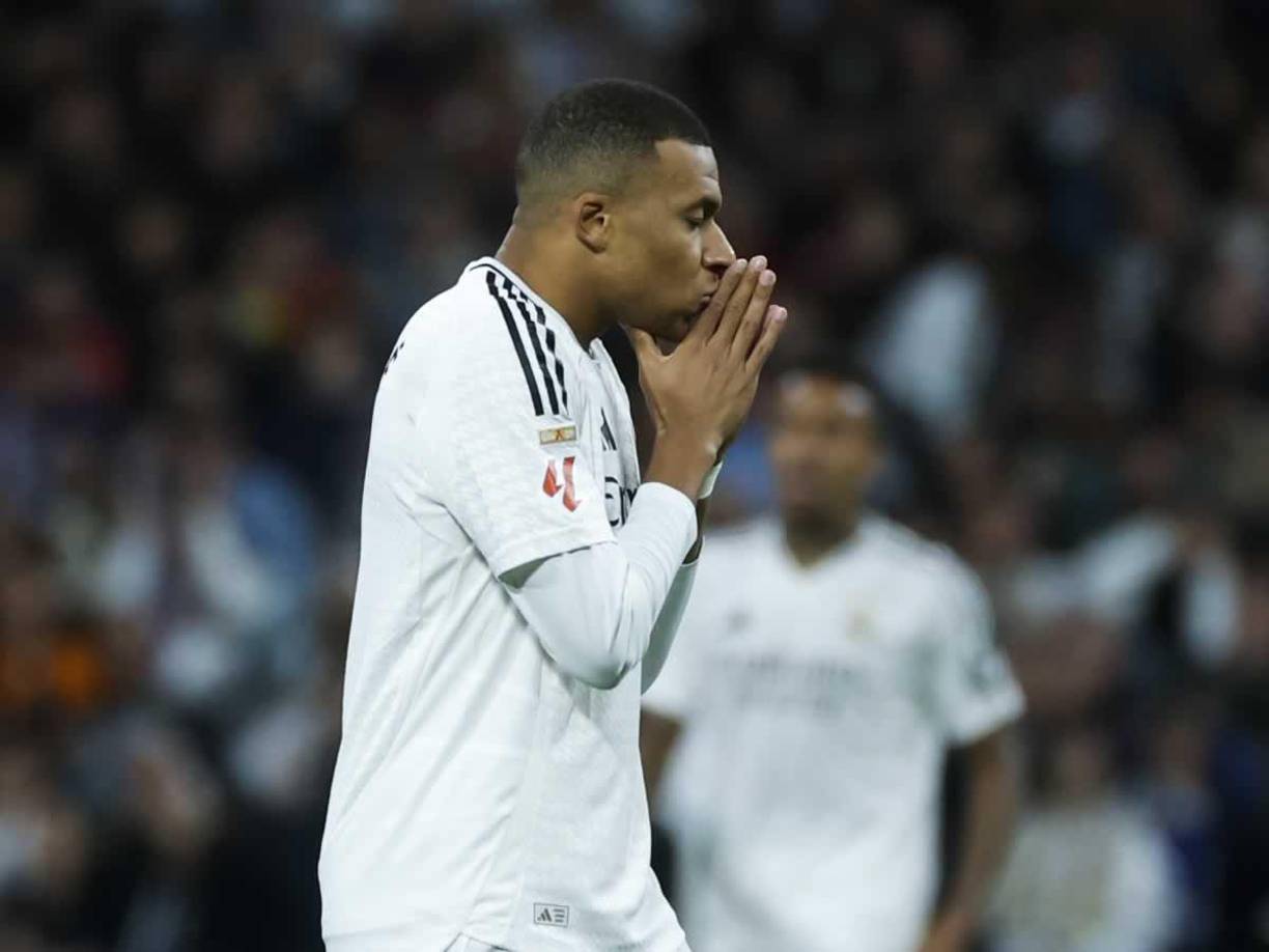 Kylian Mbappé se lamenta tras fallar una ocasión con el arco prácticamente vacío tras una mala salida de Iñaki Peña.