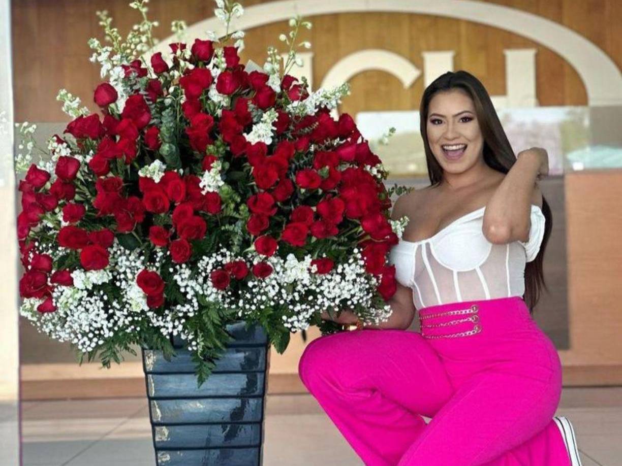 La presentadora de televisión fue sorprendida con un enorme ramos de rosas. 