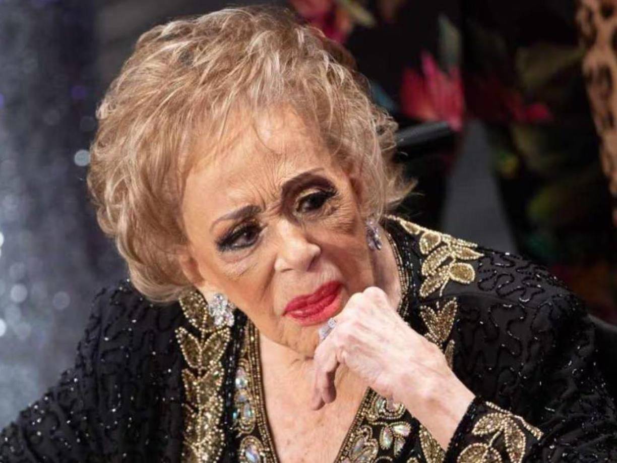 Silvia Pinal, ícono indiscutible de la televisión y el cine mexicano, continúa siendo una de las figuras más queridas del público. La legendaria actriz del cine de oro mexicano no solo ha dejado una huella imborrable en la industria del entretenimiento, sino que también ha mantenido estrechas relaciones con otras grandes personalidades del espectáculo.