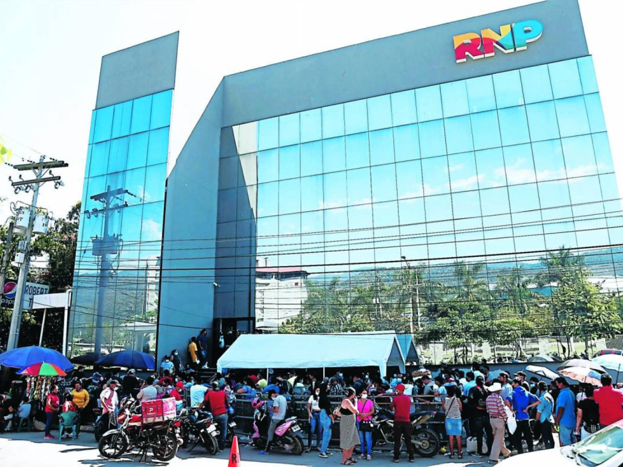 El RNP recibe las solicitudes de actualización domiciliaria y las remite al Consejo Nacional Electoral (CNE), quien tiene la facultad de incorporarlas o denegarlas.