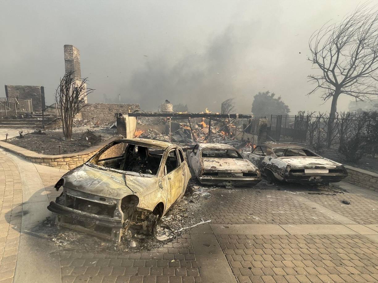 Al menos 132 estructuras fueron arrasadas y otras 88 resultaron dañadas, lo que convierte al incendio de Mountain en uno de los incendios forestales más destructivos en la región en varios años., según informaron autoridades al diario Los Angeles Times.