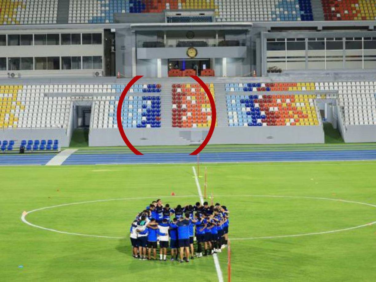 Otra postal de las graderías del Estadio Mágico Gonzáles de El Salvador. Además, es de reseñar que todas las localidades tienen sus respectivas butacas.