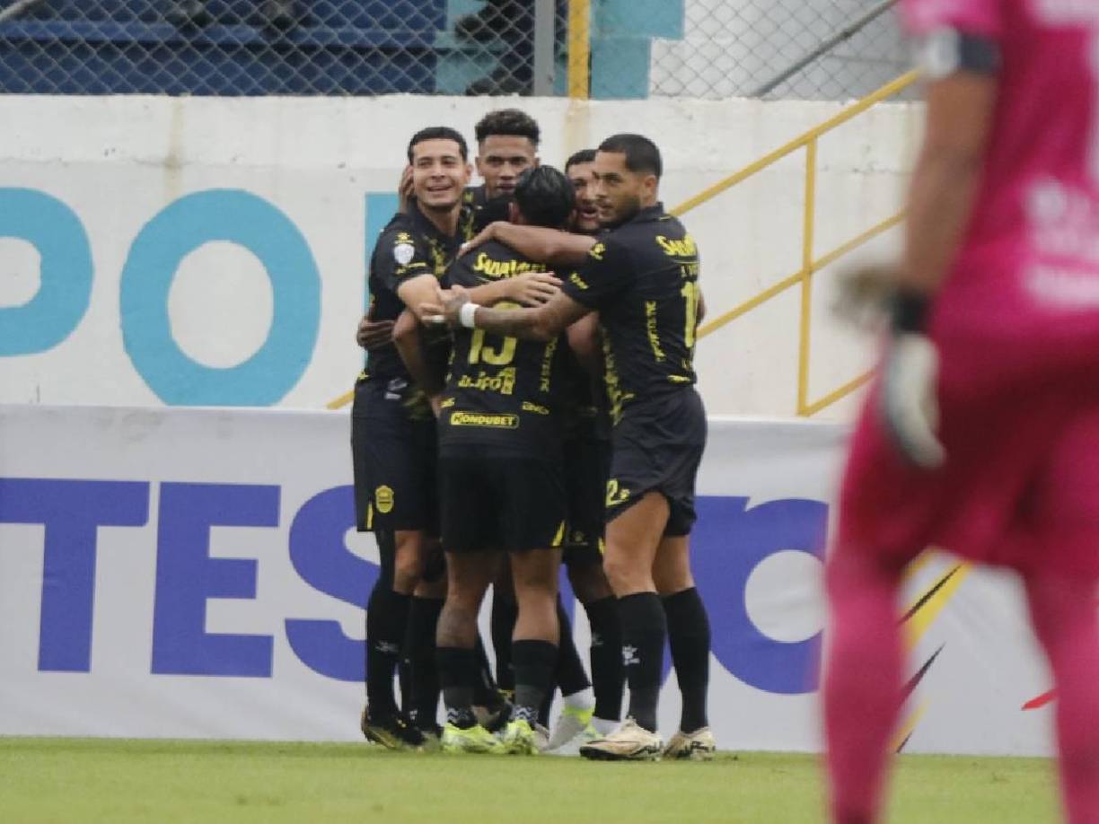 El festejo de Brayan Moya con sus compañeros tras el 1-0 ante el Génesis de Comayagua.