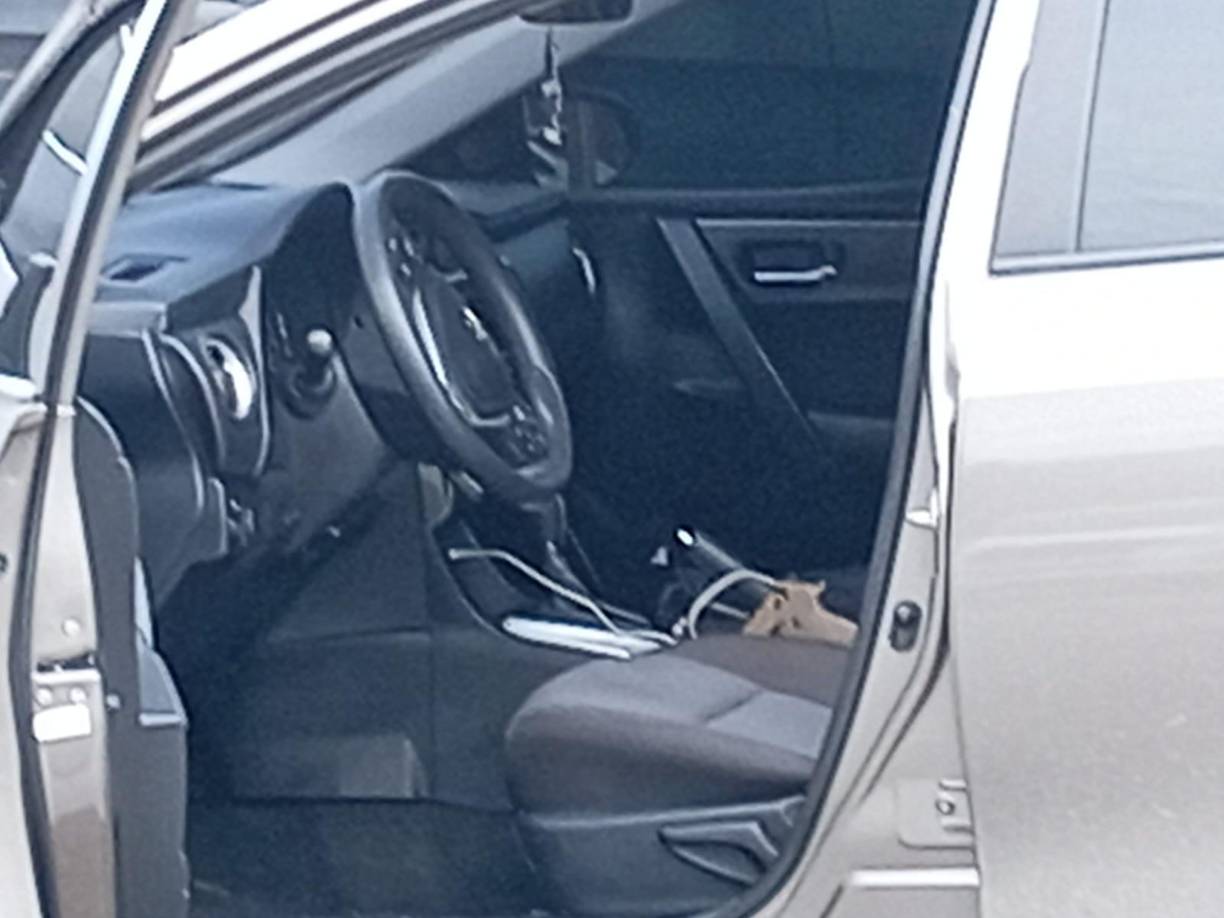 Dentro del vehículo del ahora occiso se encontró un arma de fuego de color dorada y unos documentos. 