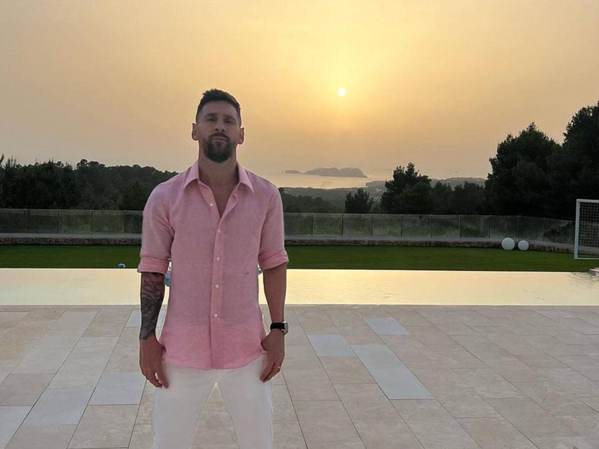 “Messi está solo, sin tener contacto con ninguno de uno, con las manos cruzadas hacia adelante, lo que muestra que hay poca disponibilidad emocional para conectarse en ese momento y también puede mostrar que está un poco estresado”, explicaron.