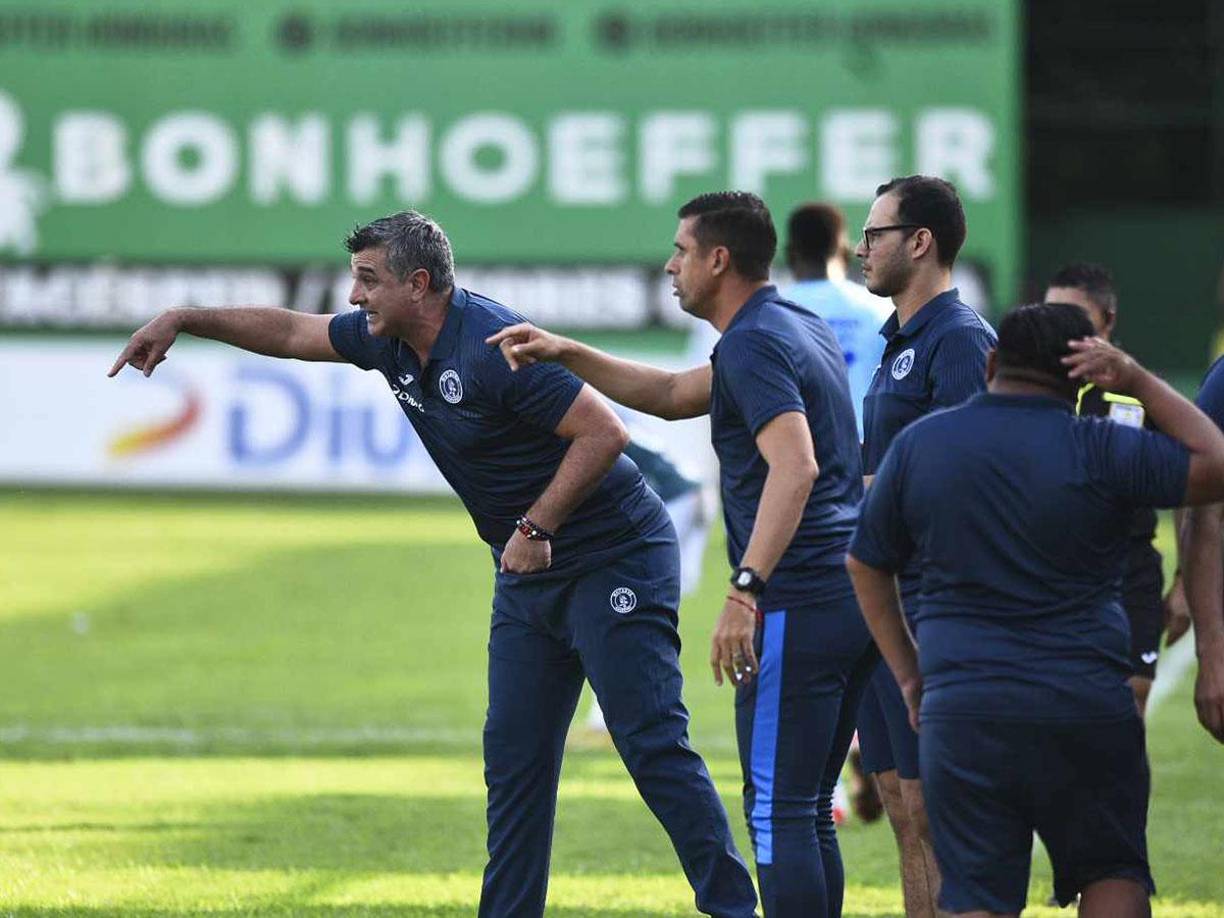 Diego Vázquez dando instrucciones durante el primer tiempo. 