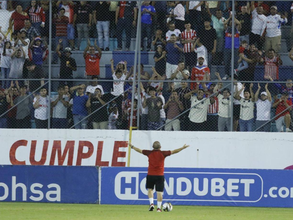 El utilero del Olimpia pegó una gran corrida para irse al sector de populares y compartir con los aficionados del Olimpia. 
