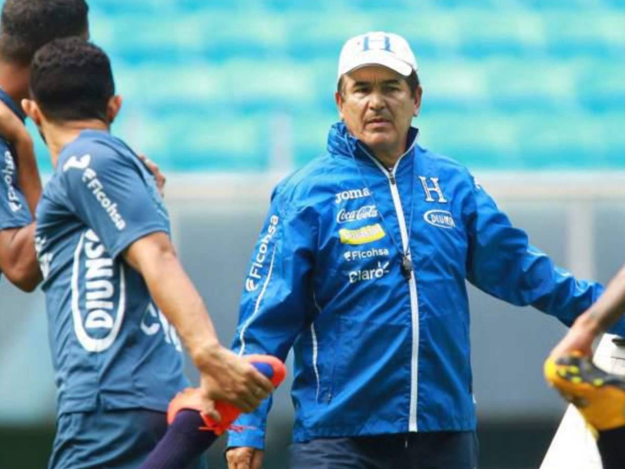 Luego Pinto tuvo problemas internos con algunos seleccionados como Carlo Costly, Andy Nájar, Jerry Bengtson, Oscar Salas y Anthony Lozano.