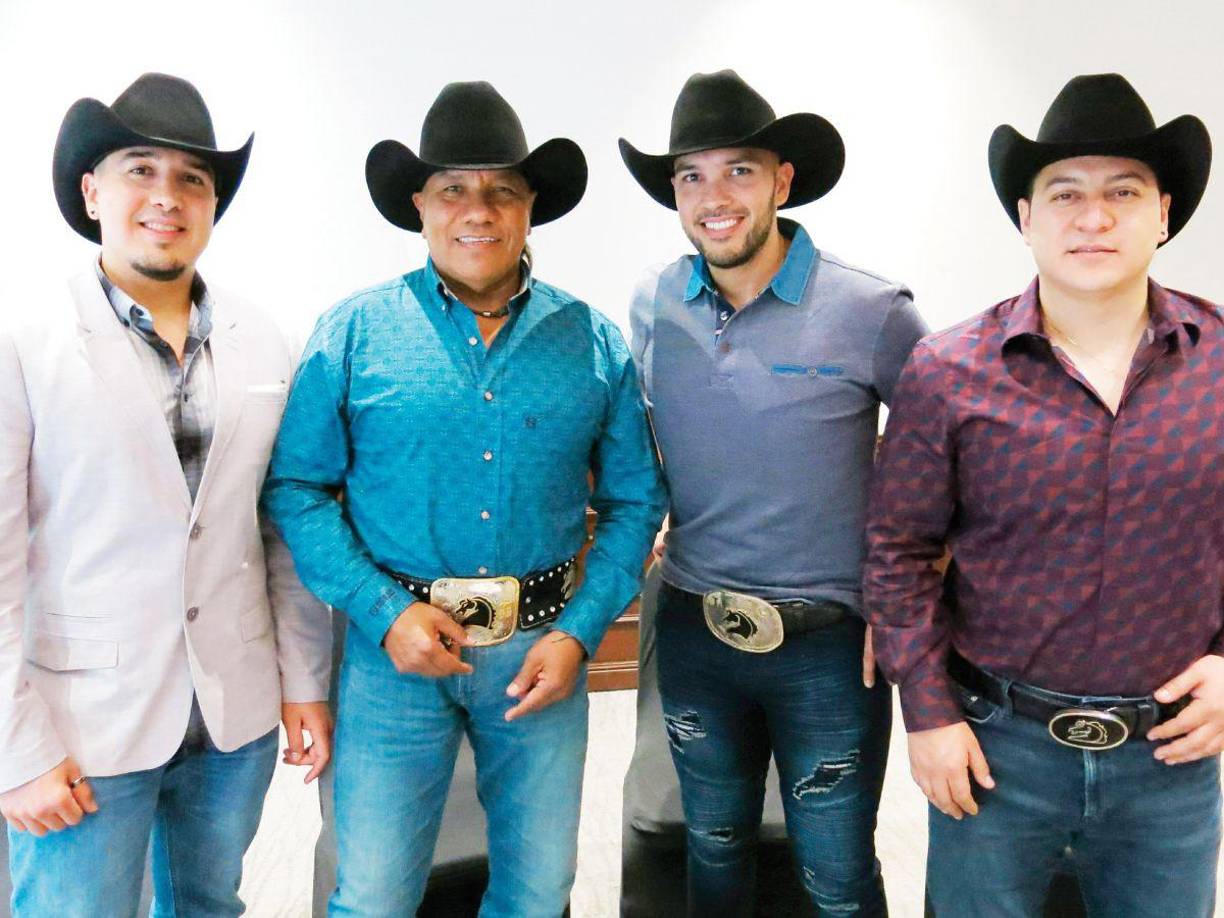 “Amigo” Nace en una fiesta en 1990, compuesta por Gil Rivera, donde cuenta la historia de un perrito al cual su familia tubo que sacrificarlo sin imaginar que algún día se convertiría en un hit musical.