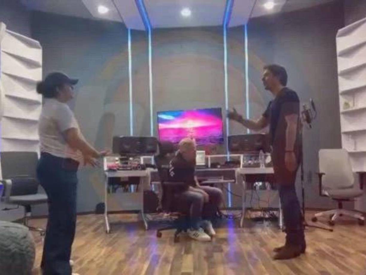Ahora salió a la luz que los cantantes están juntos, pero no como novios, sino como cantantes, pues fueron captados en un estudio de grabación, lo que confirmaría que ambos llevarán a cabo una nueva colaboración musical.