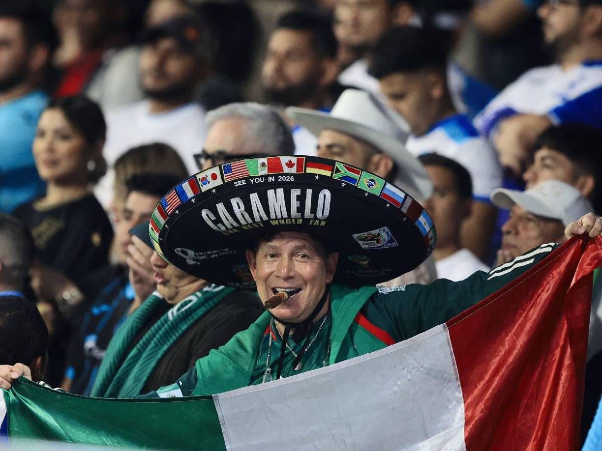 Este aficionado mexicano mostrando su indumentaria y la Bandera de México. 