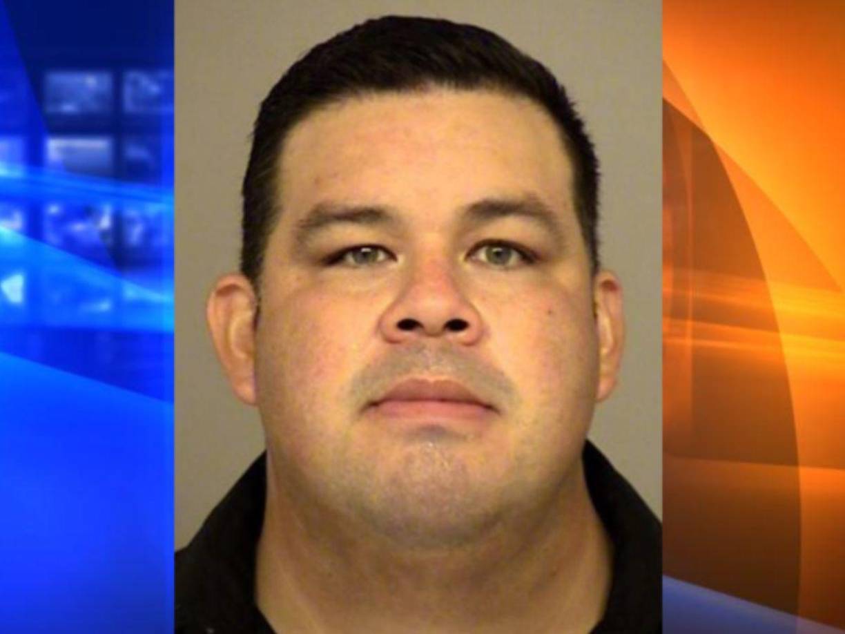 Nickroo fue arrestado el lunes por cargos de delito grave por tener sexo con una persona menor de 16 años y atraer y solicitar a un niño a través de una computadora, informó Ventura County Star.