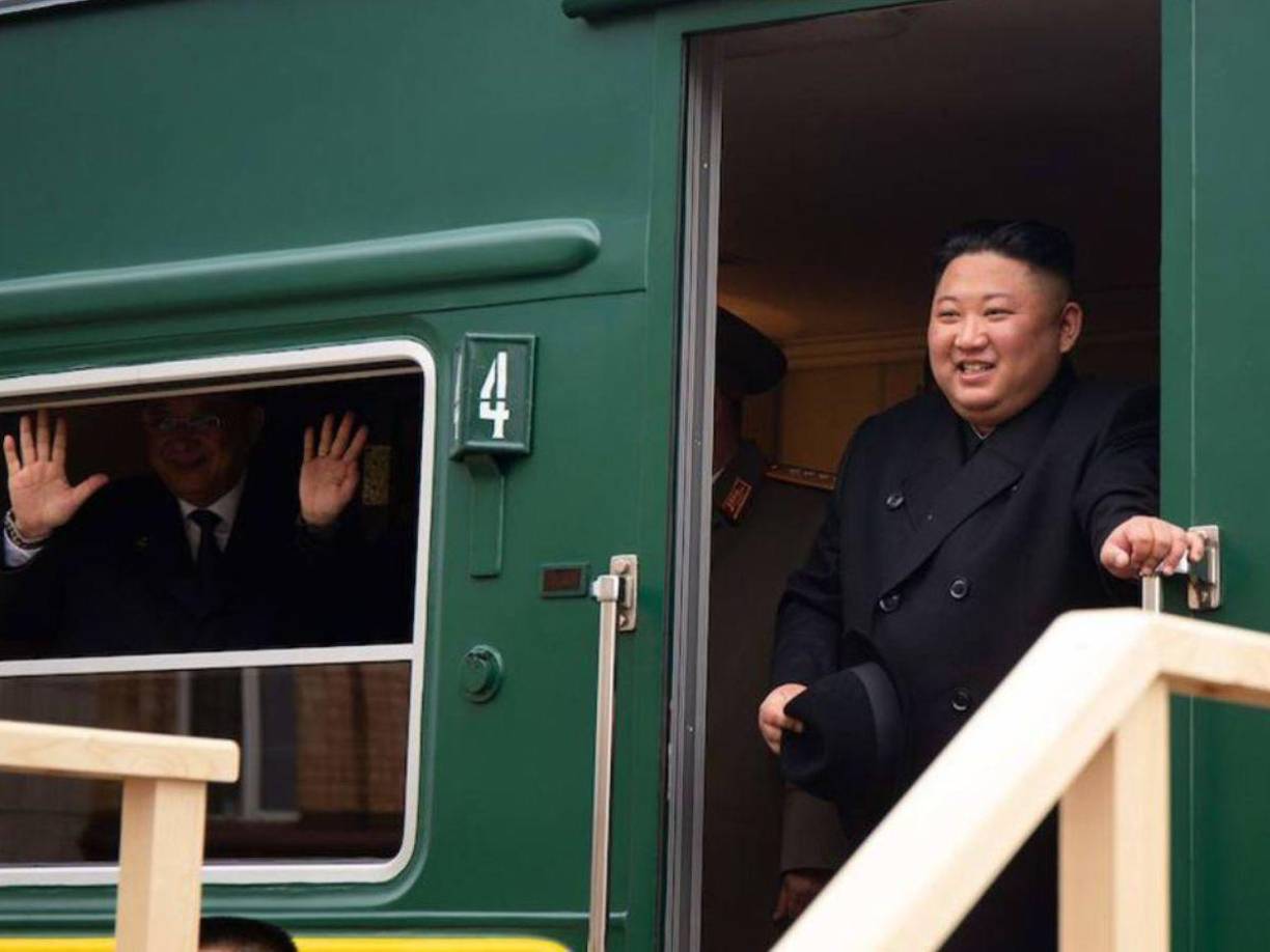 El líder norcoreano, Kim Jong-un, llegó hoy al Lejano Oriente ruso para reunirse en los “próximos días” con el presidente ruso, Vladímir Putin y lo hizo bien blindado.