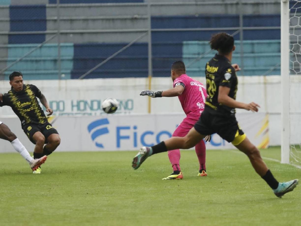 El primer tanto cayó en el minuto 3. Bryan Acosta habilitó a Chapetía Mejía, quien por derecha desbordó y centró con destino a Moya que llegó a empujar el balón.