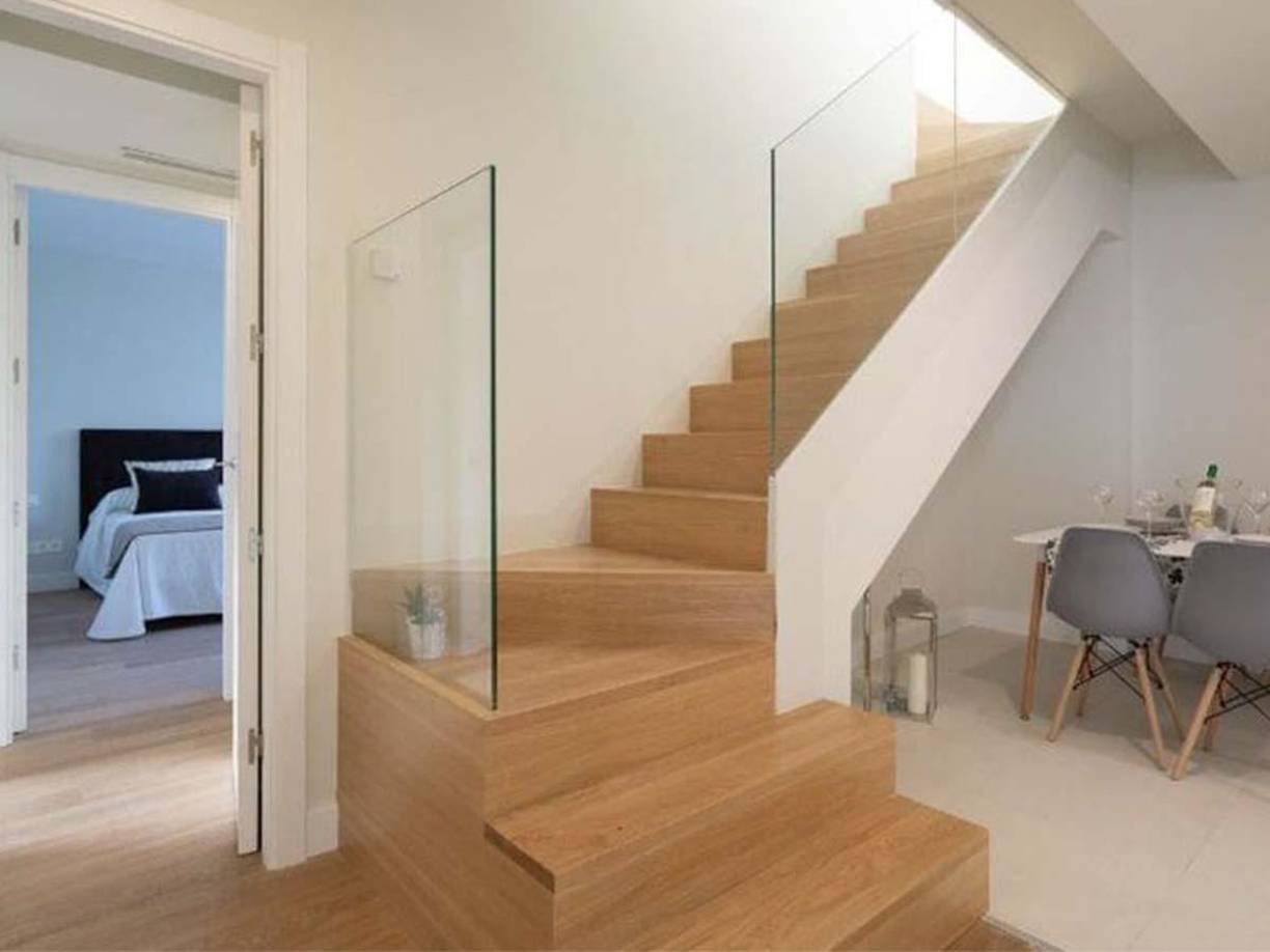 Además, el piso cuenta con sistema domótico, suelo radiante, carpintería oscilobatiente y persianas motorizadas.