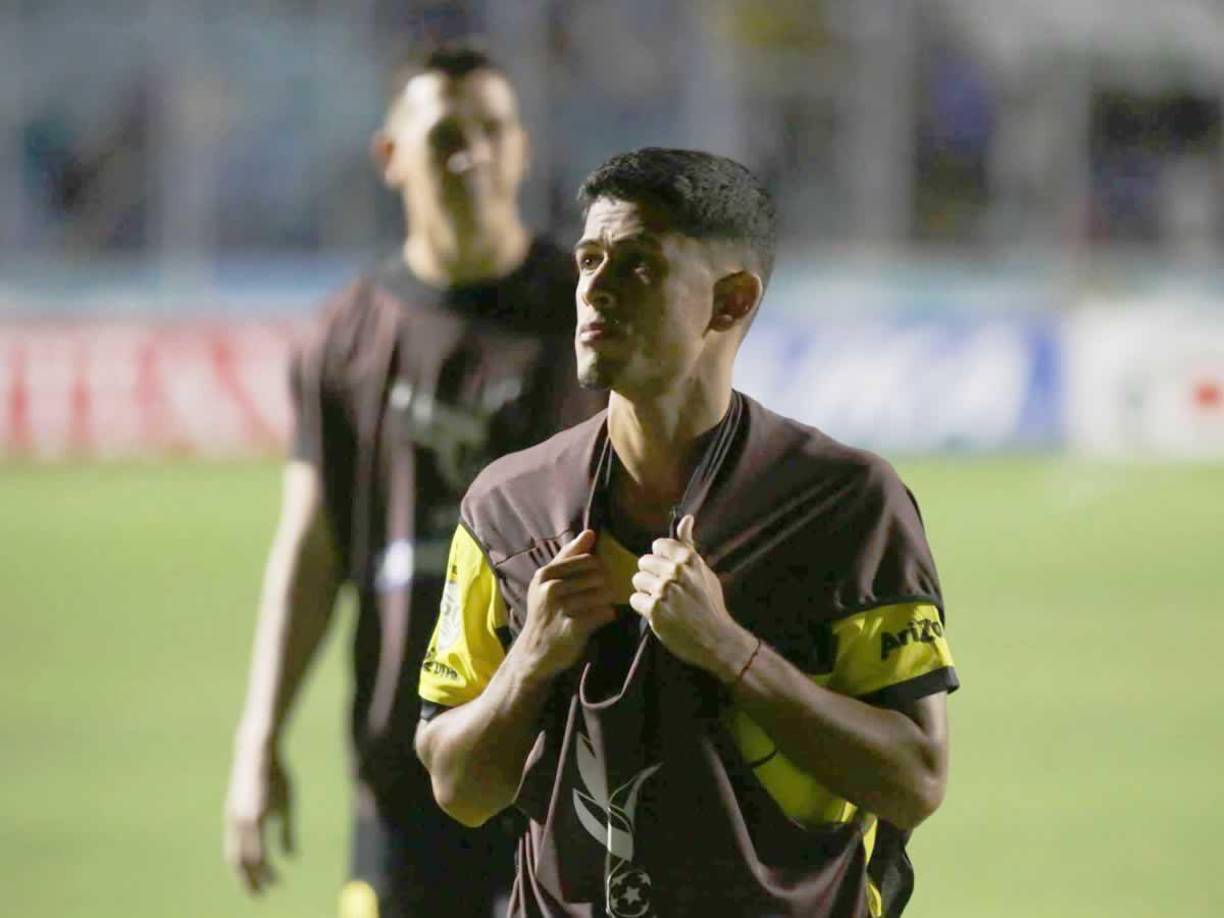 Cristian Cálix, que no vio acción, triste por la eliminación del Real España en semifinales.