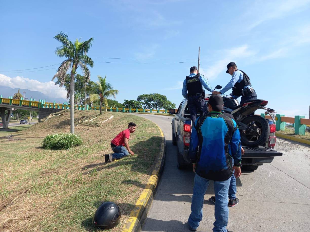 El joven intentó ayudar a los agentes, pero andaba tan ebrio que se cayó.