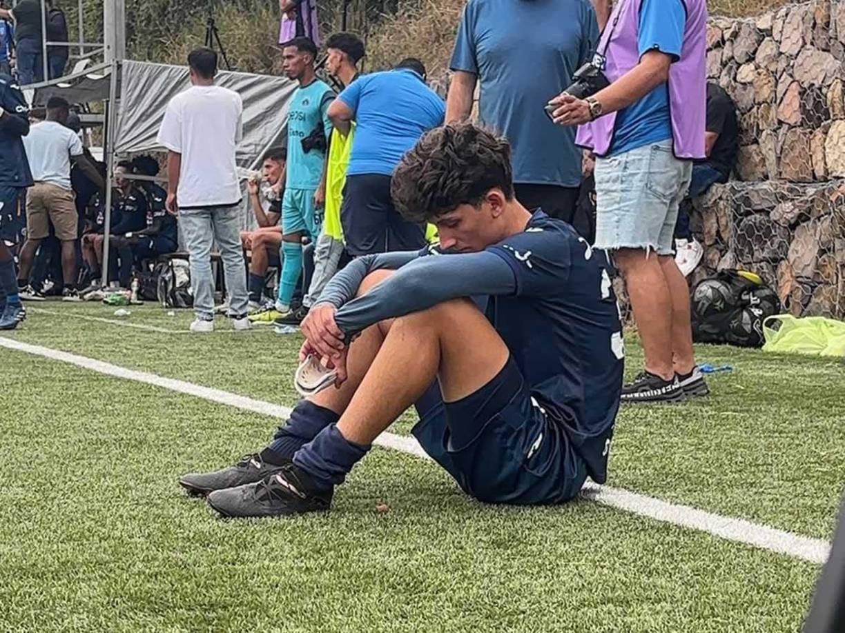 Feo gesto: Mathías Vázquez, hijo de Diego Vázquez, no pasó con sus compañeros a recoger la medalla de subcampeón.