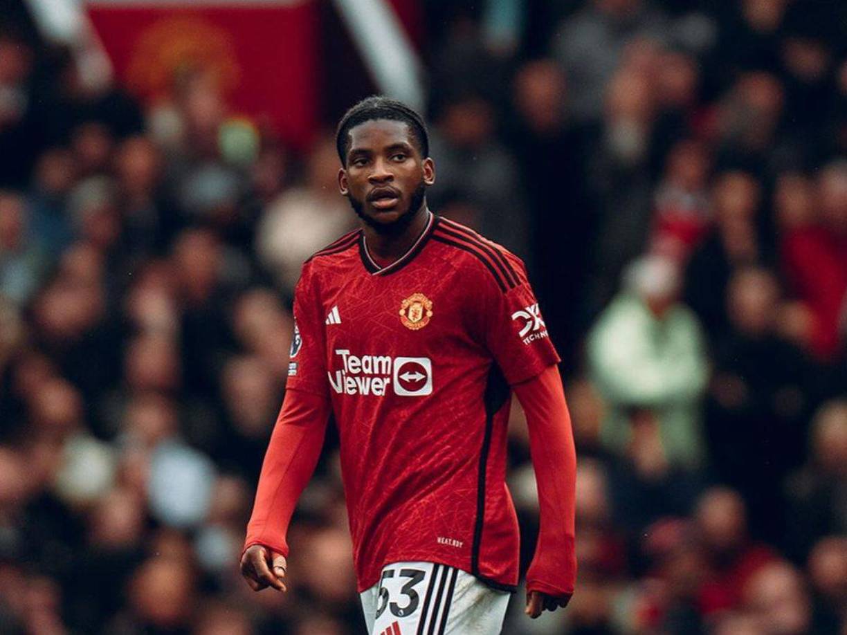 El joven defensor francés Willy Kambwala Ndengushi dejará al Manchester United y su nuevo equipo será el Villarreal de España. Según Fabrizio Romano, el traspaso se cerraría por 10 millones de euros por el defensa de 19 años.