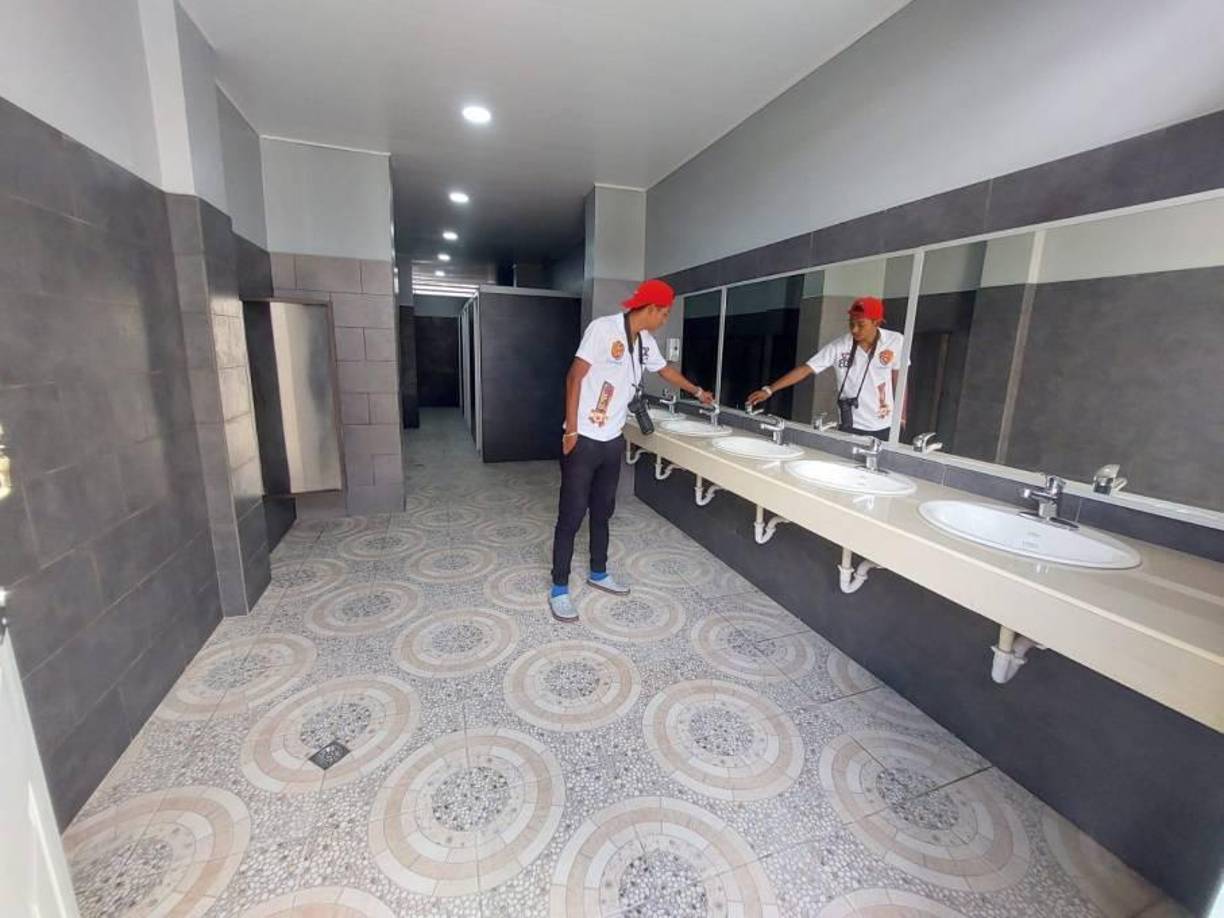 El baño de las damas también tiene su correspondiente tocador o espejo que les permita observarse y maquillarse.