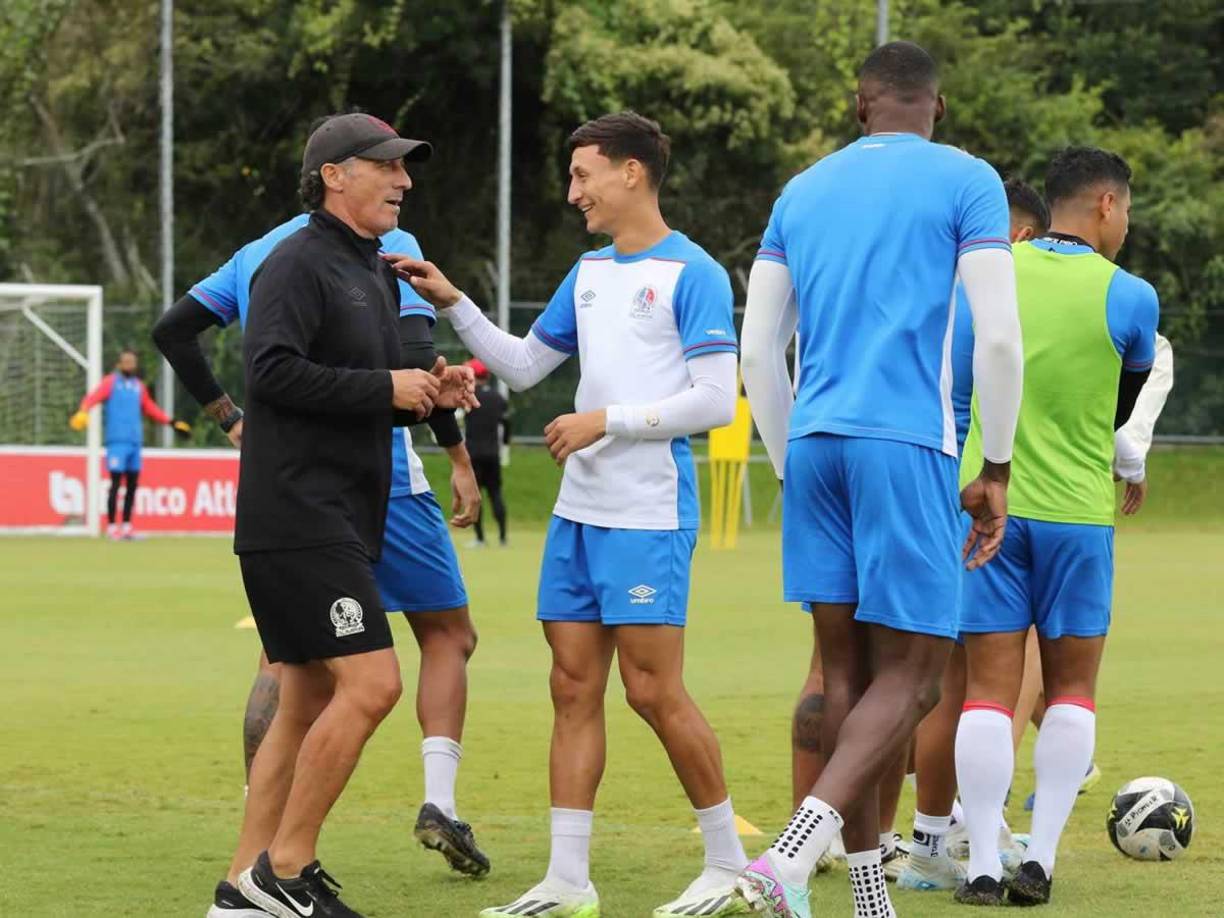 Un buen ambiente se vive en el Olimpia de Pedro Troglio que sueña con el Pentacampeonato.