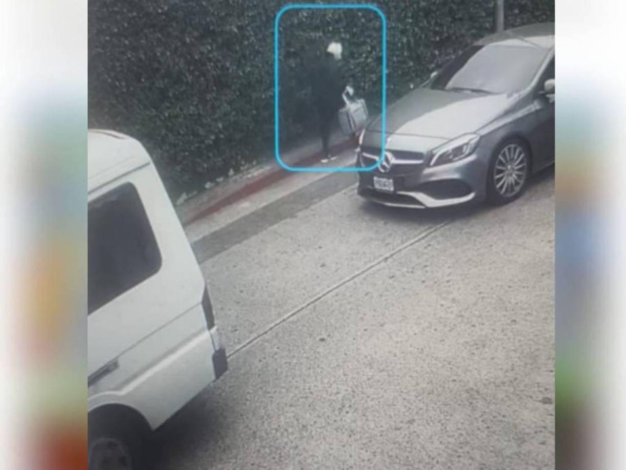 Las cámaras captaron a la mujer caminando por las calles justo para encontrarse con Kevin Malouf en su carro.