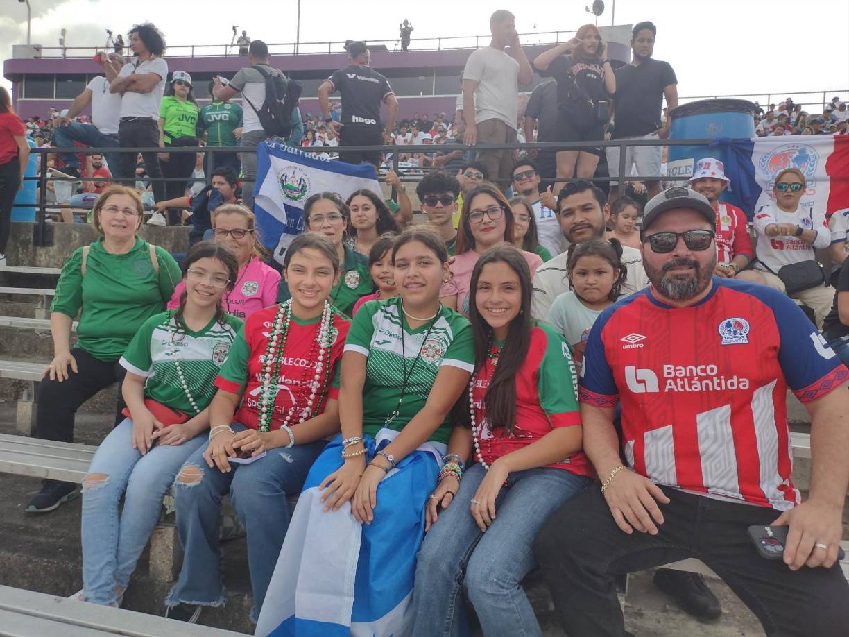 Ejemplar: Aficionados del Marathón y Olimpia compartieron en las graderías. 
