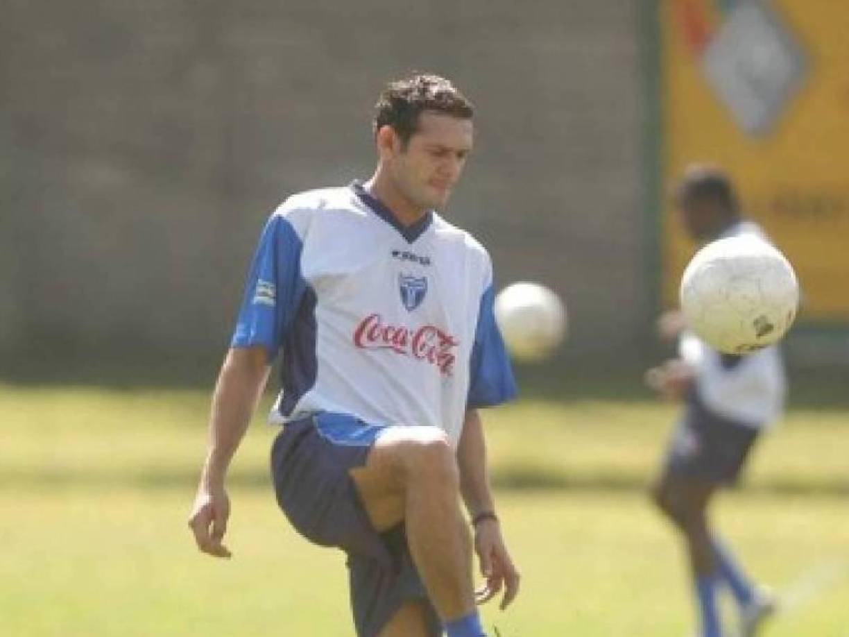 Con la Selección de Honduras contabilizó 52 partidos donde anotó en cuatro ocasiones.v