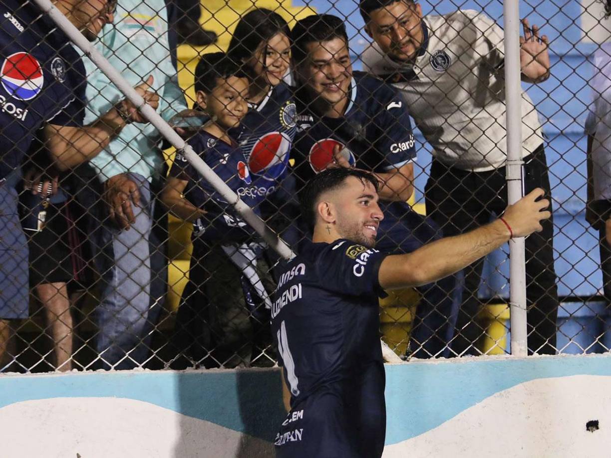 El delantero argentino se tomó varias fotos con los aficionados del Motagua al final del partido tras su doblete.
