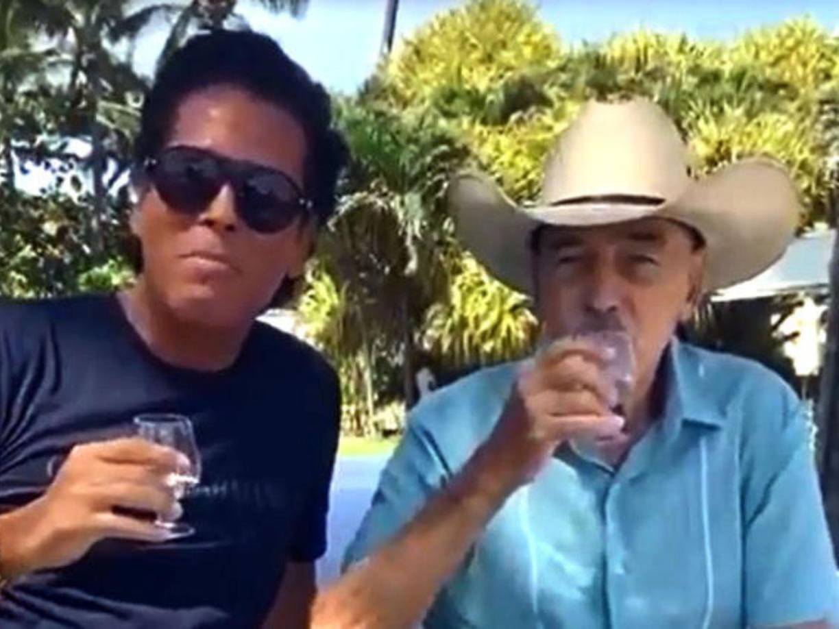 “Si los hijos no se sienten a gusto con ese testamento se puede impugnar, yo soy el albacea, no voy a hacer nada si no quieren. El legitimo matrimonio de Andrés es el de Sandy, Margarita no es la esposa legitima. A ella no le favorece el testamento original”, detalló.