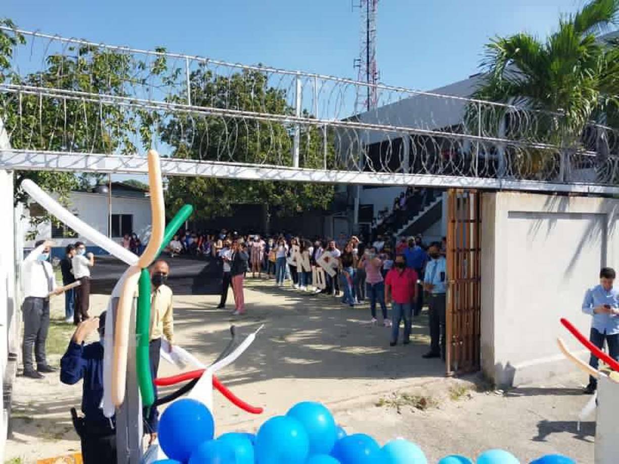 Las autoridades de la Escuela Bilingüe Adventista recibieron con mucha alegría a los estudiantes de último año. 