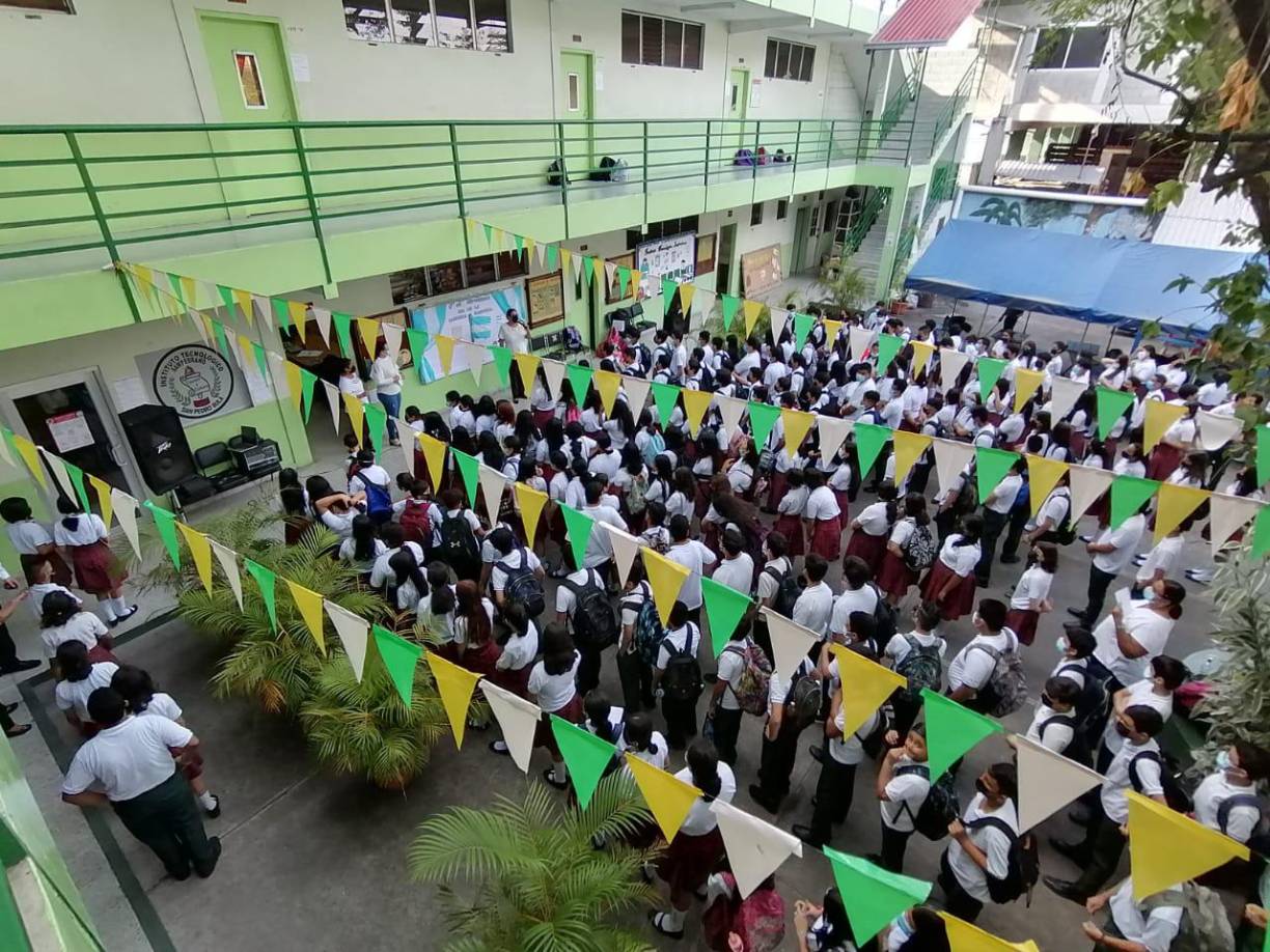 Por su parte, el Instituto Tecnológico Sampedrano, en una acto de amor a la patria conmemoró el Día de la Bandera en un evento al cual asistieron más de 300 estudiantes.