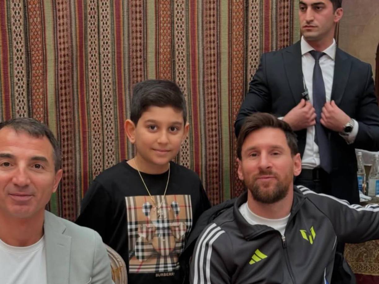 El legendario futbolista argentino Lionel Messi se dio hoy un baño de masas en Bakú, donde fue agasajado por miles de admiradores