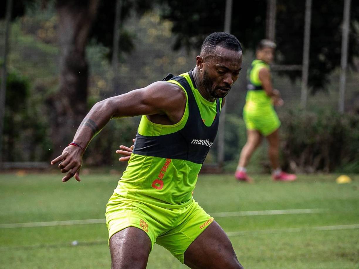 El defensa derecho de 33 años ha jugado en clubes como Delfín, Liga de Quito, Independiente del Valle, Aucas y el Barcelona, entre otros equipos locales, y tuvo un paso efímero por la selección ecuatoriana en 2022.