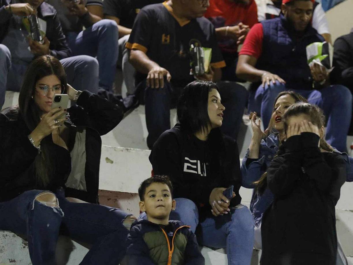 Una con el celular y las otras dos bellas chicas en plena plática. 