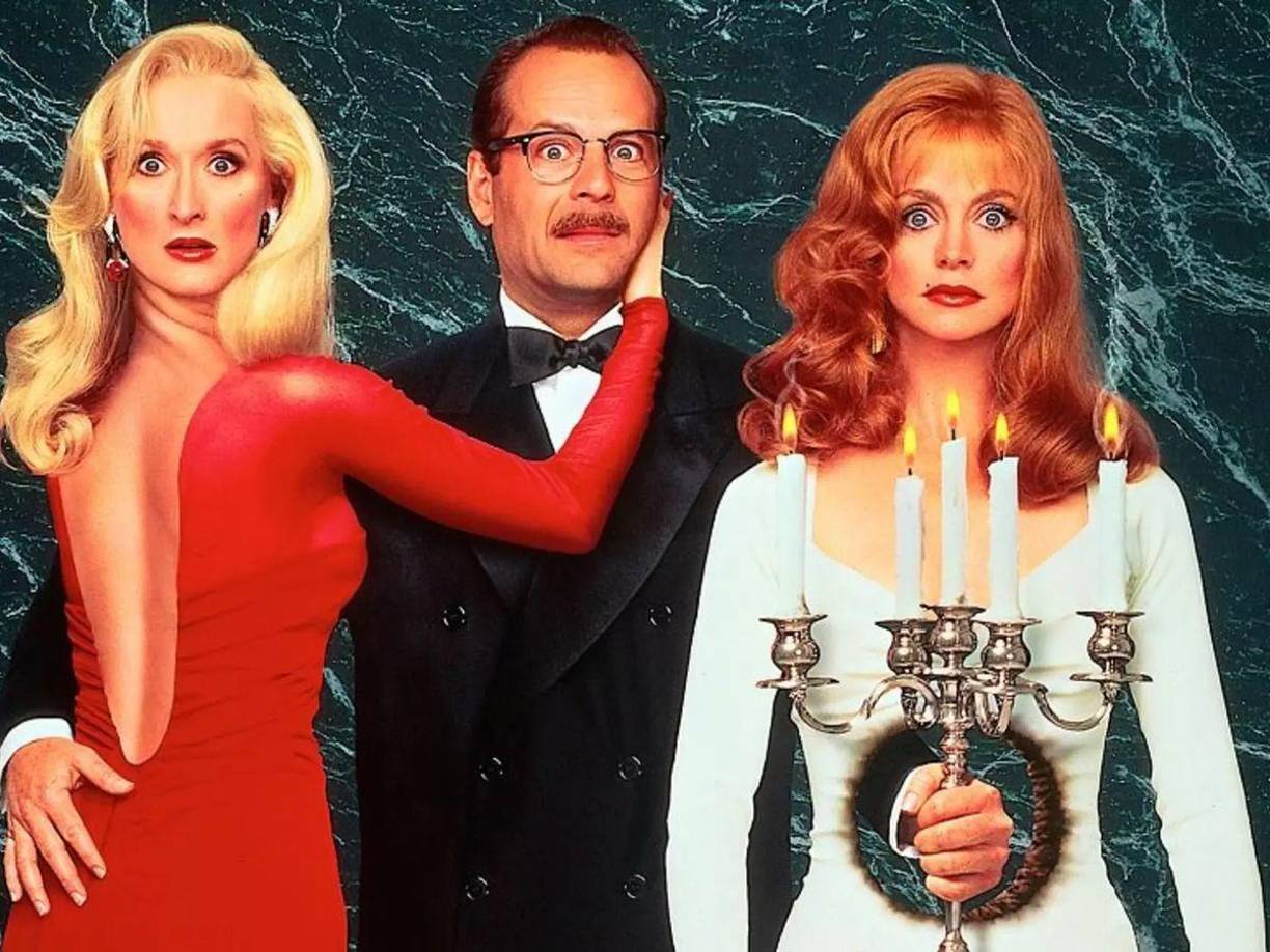 La muerte le sienta bien (1992): Helen y Madeline, enemigas acérrimas, depositan su confianza en su cirujano plástico que les ofrece el secreto de la vida eterna. Cuando ambas se vuelven inmortales, nada volverá a ser lo mismo. Esta divertida comedia está disponible en HBO Max.