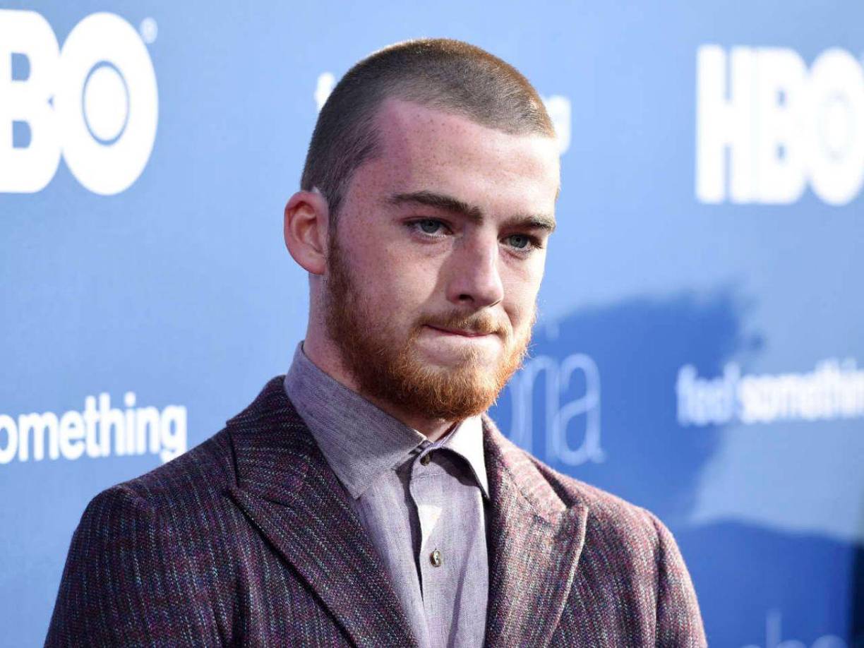 “Mi decisión fue impulsada por el abuso verbal, estrés emocional y severa adicción a las drogas de Angus, que hicieron que me fuera imposible continuar mi relación profesional con él”, declaró su exmánager al renunciar meses atrás.