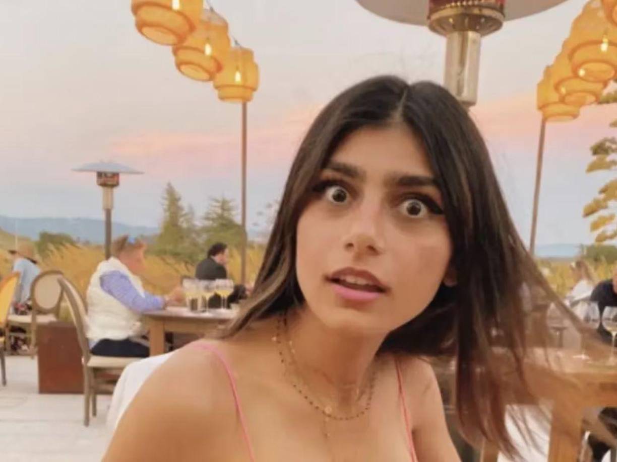 El lunes 9 de octubre, la industria del conejo anunció su decisión de eliminar el contenido de Mia Khalifa de todos sus canales en respuesta a los comentarios controvertidos realizados por la modelo a través de su perfil personal de Twitter (anteriormente conocido como X).