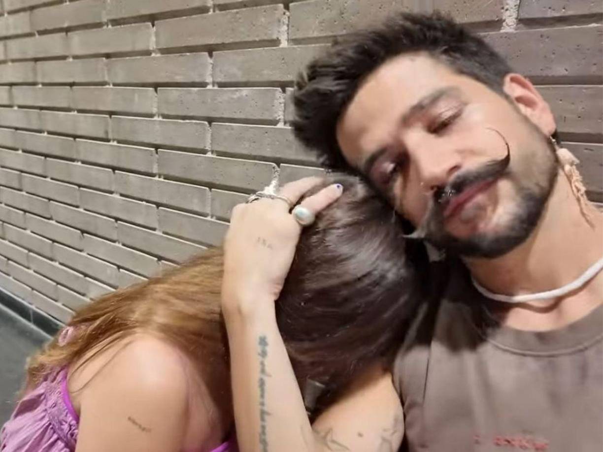 Como respuesta, Camilo la abrazó, la consoló y dijo: “Estoy triste, pero al mismo tiempo muy feliz de que ella pueda volver a casa. Lo más difícil de todo es que somos una misma cosa, más que una cosa romántica es una cosa casi que organizacional y práctico, donde los dos tenemos un sistema de cómo vivir la vida contando con el otro, entonces cuando te quitan una de esas dos cosas es como que te quitaran de ti mismo una parte esencial de tu personalidad”.