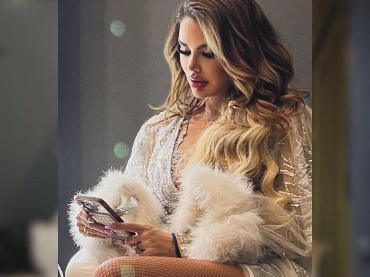 En dicha foto, se le ve un rostro mucho más “aplanado” y los labios un poco más grandes. Si bien al principio se pensó que podría ser un filtro, la famosa ha publicado varias historias de Instagram en la que presume su nueva cara.