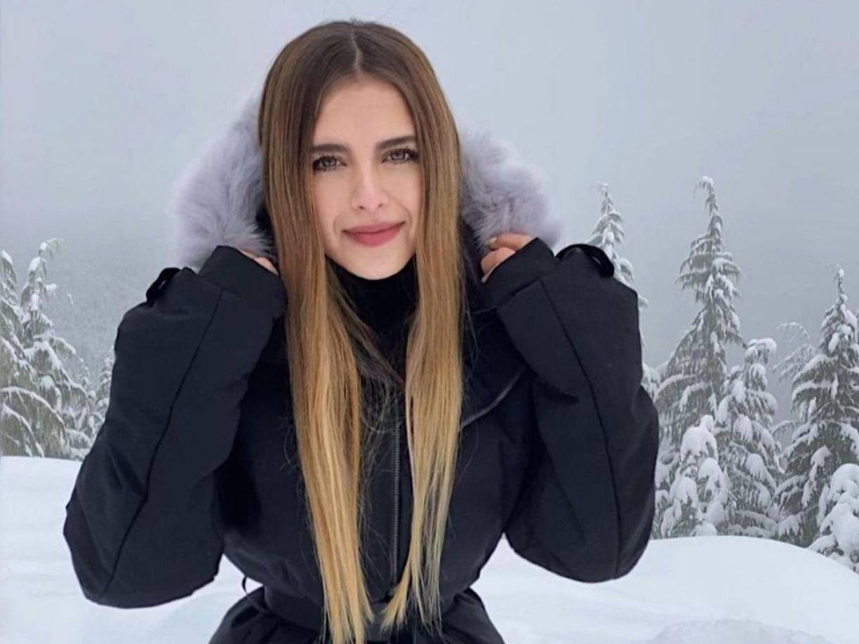 La más contundente sería que no está al tanto de su actividad en redes sociales, es decir, no sigue a Ángela en Instagram, y en su lugar, sí mantiene este canal de contacto con Cazzu.