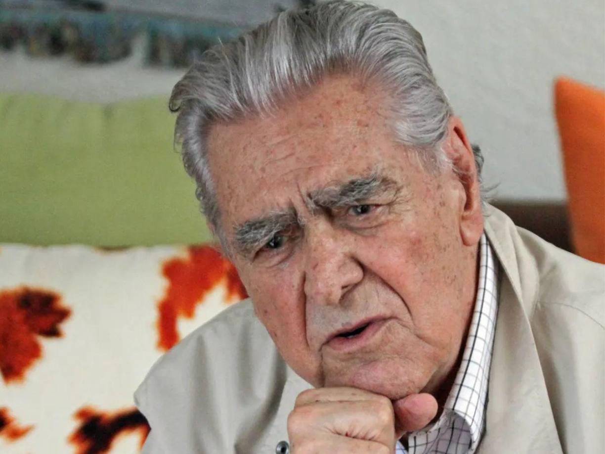  La mácula es el área de la retina que permite ver objetos directamente frente a ti, y es esencial para tareas como leer, conducir y reconocer caras. La degeneración macular ocurre cuando el tejido de la mácula se deteriora con el tiempo, lo que puede provocar una pérdida gradual de la visión central. 