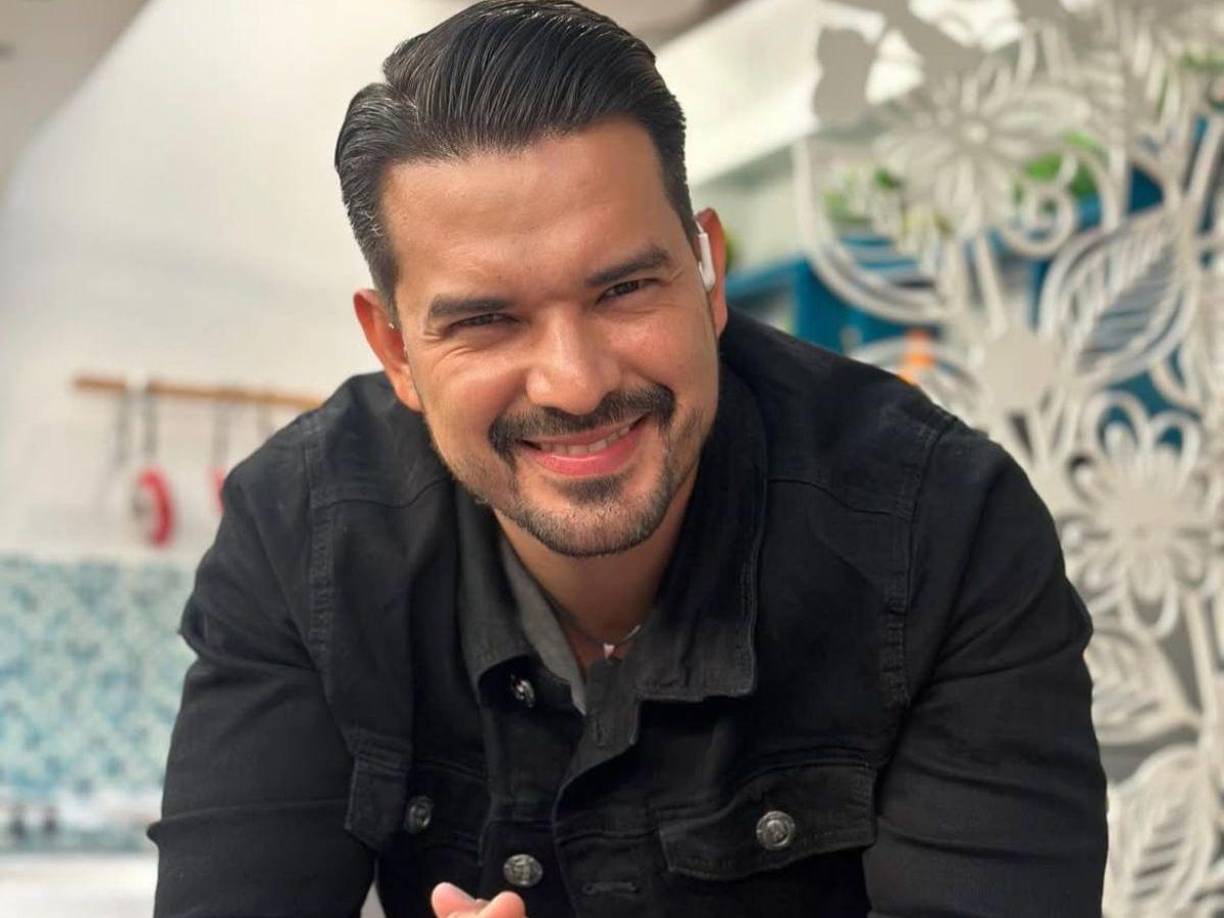 Elton Morazán es un popular presentador de televisión, actualmente trabaja en la revista “Que viva la vida” del canal HCH.